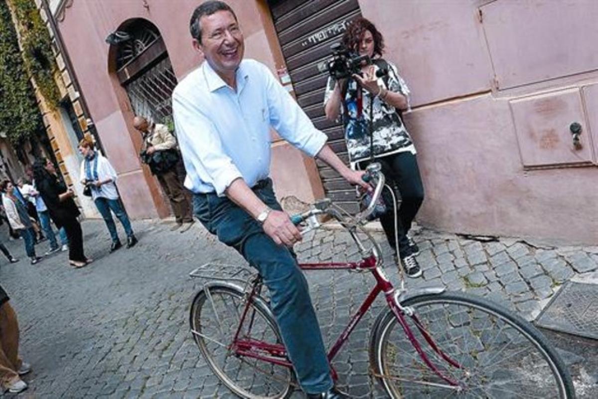 Ignazio Marino circula en bicicleta per un carrer de Roma després de votar en la segona volta de les eleccions municipals.