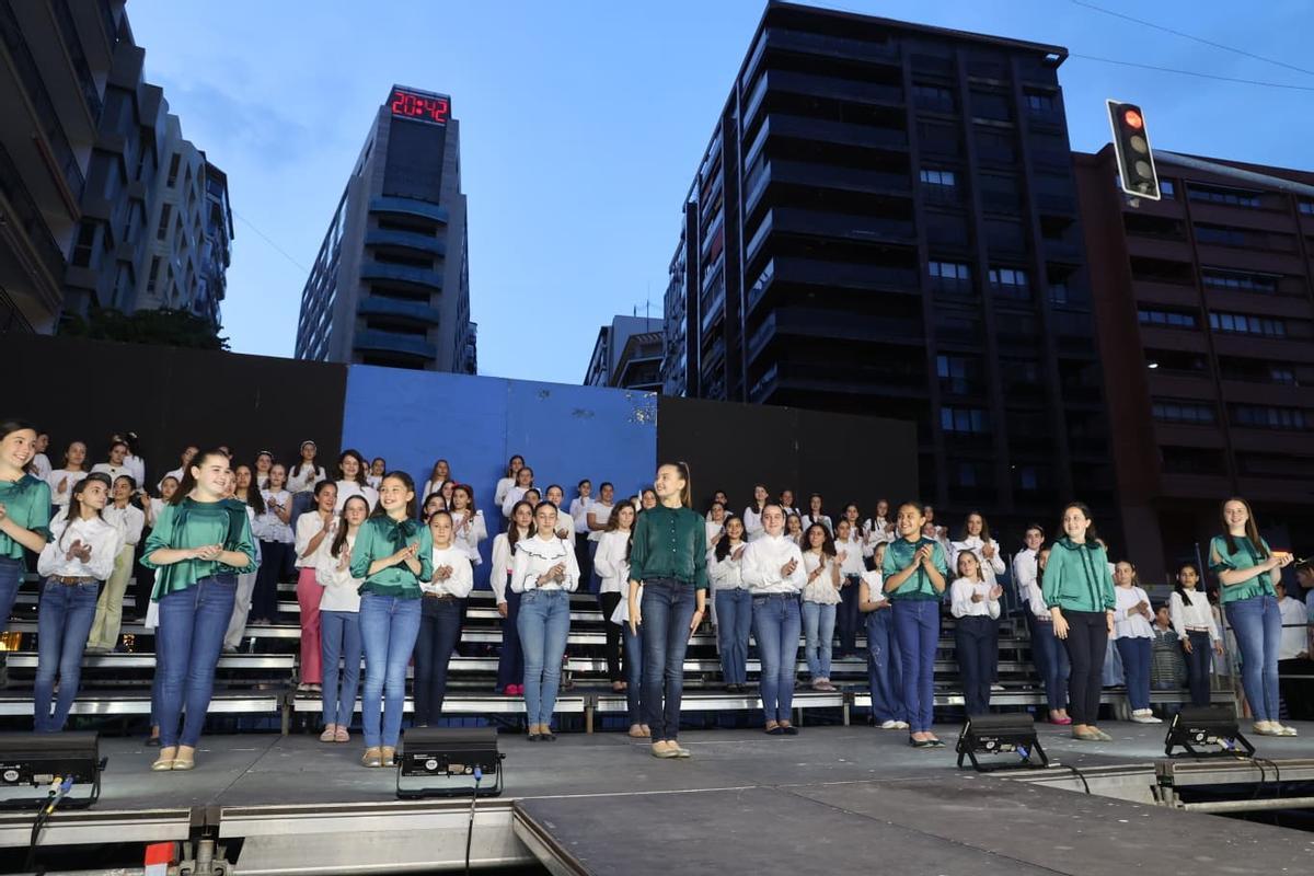Las candidatas infantiles fueron las encargadas de inaugurar el recorrido en la pasarela de la Rambla.