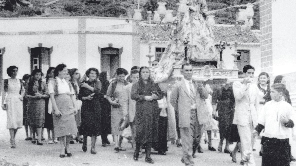 Años 50 procesión de la Virgen de la Encarnación al mediodía