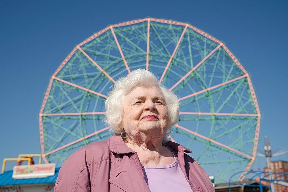 Scarlett Johansson debuta en la dirección con una pelócula protagonizada por June Squibb en la piel de una anciana de Florida que se muda a Nueva York tras la muerte de su mejor amiga con el fin de reconstruir su vida.