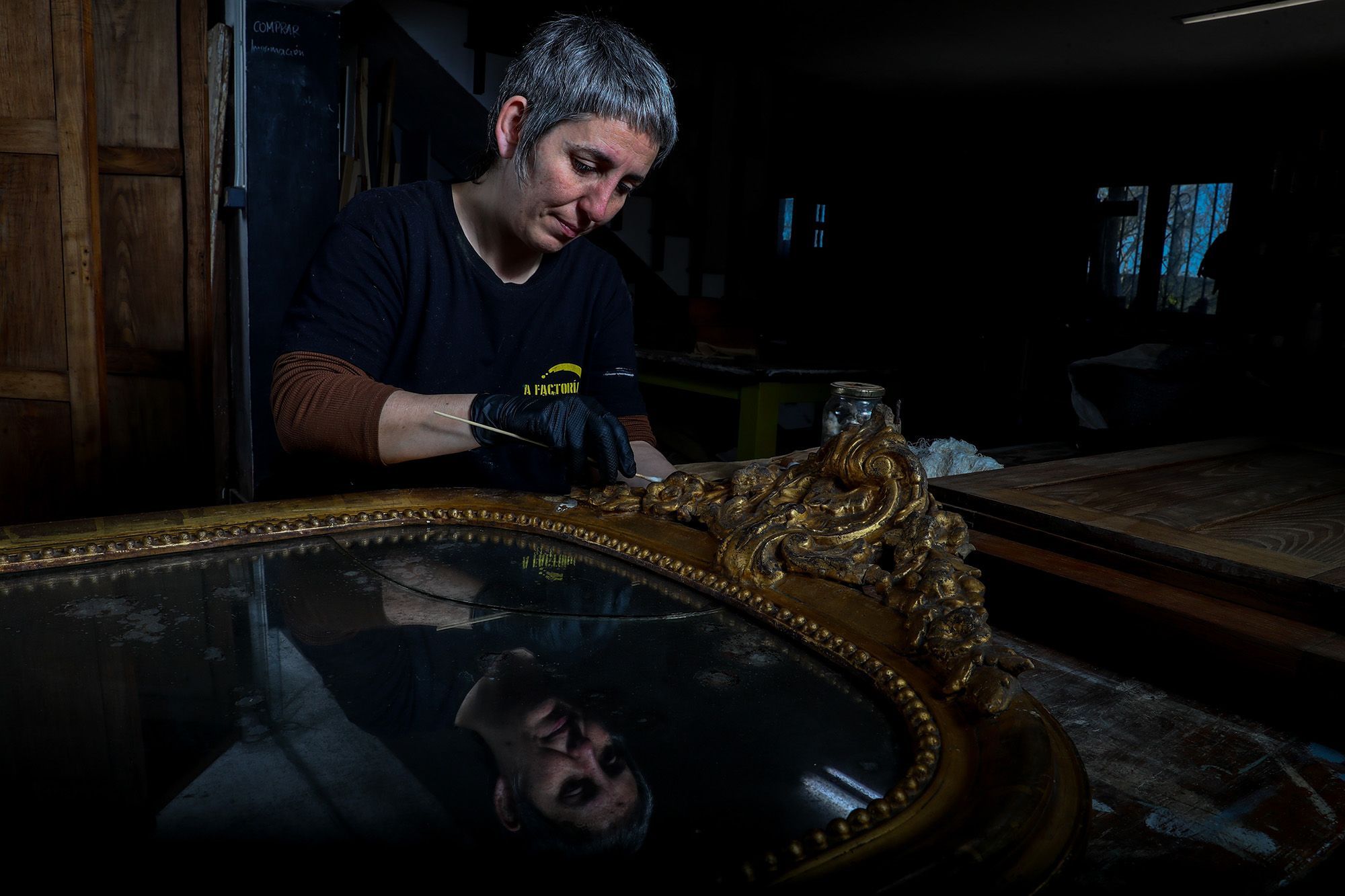 Sabela y Xan en su taller de San Vicente do Mar restaurando piezas y otras ya terminadas