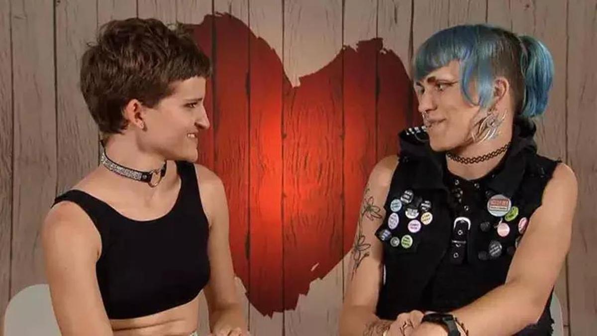 La pareja trans no binaria en 'First Dates'.