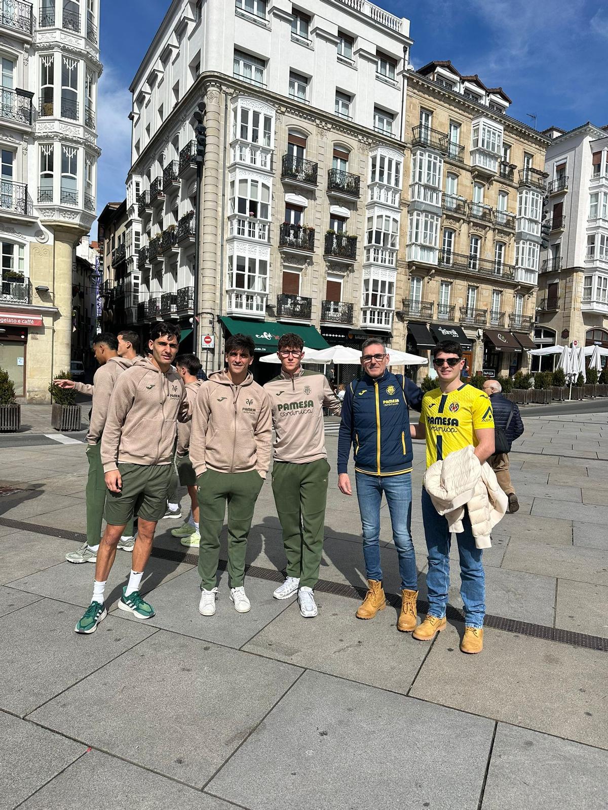 Saúl y Sergi Sales, con Cardona, Gerard y Pau en Vitoria.