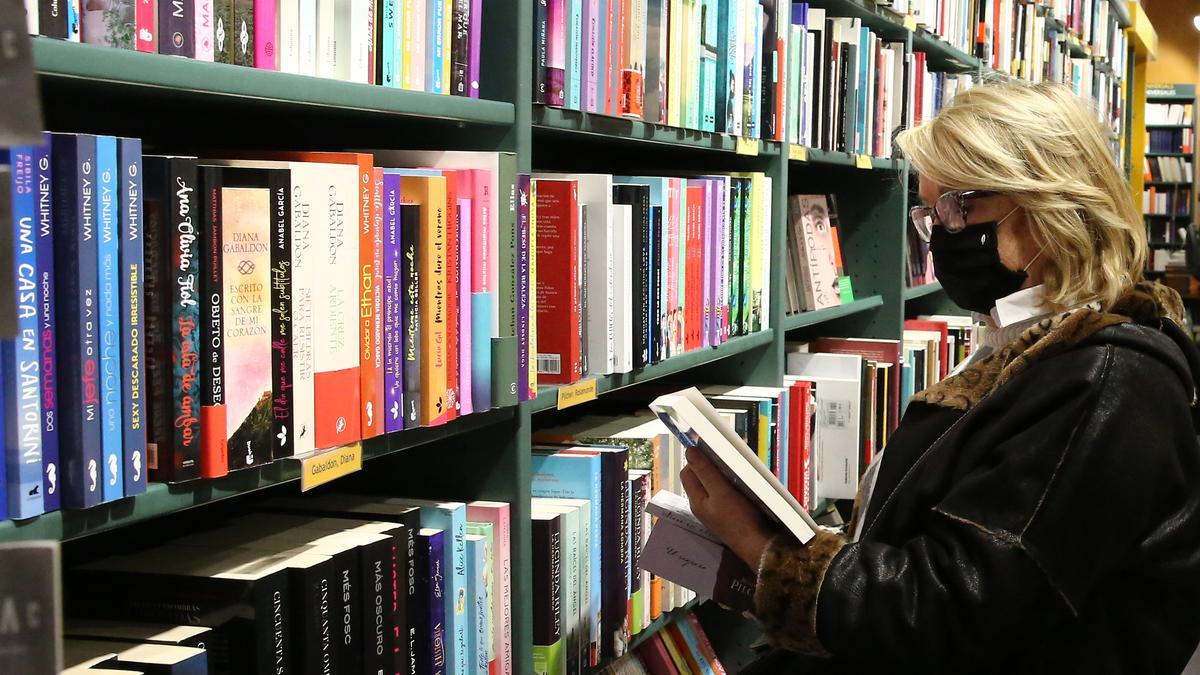 Una mujer, en una librería, el año pasado.