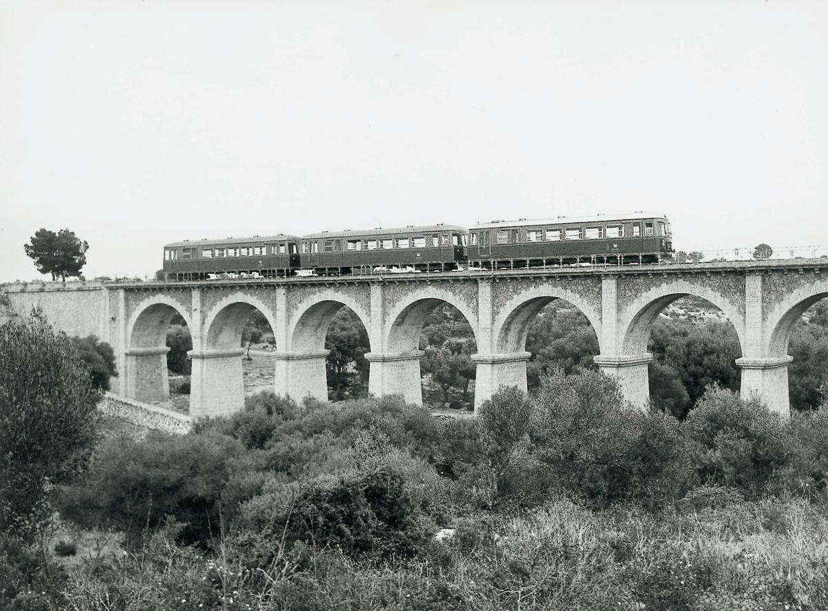 Ferrostahl circulando por el Pont de ses Set Boques (Llucmajor), antigua línea Palma-Santanyí, años 60.