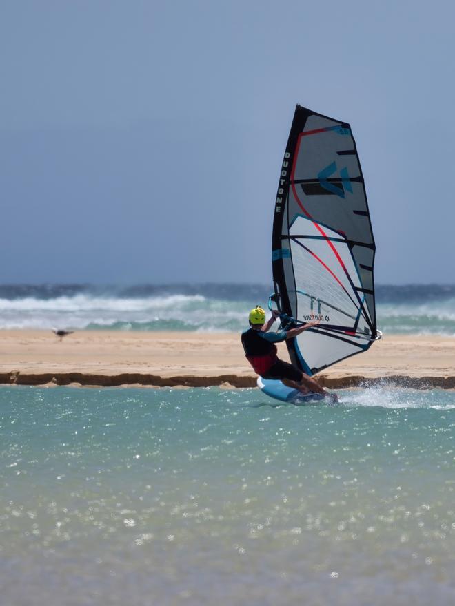 Practicando 'windsurf' en Sotavento, Fuerteventura.