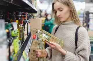 ¿Por qué el precio del aceite de oliva baja en origen pero no en los supermercados? Aquí os lo aclaramos