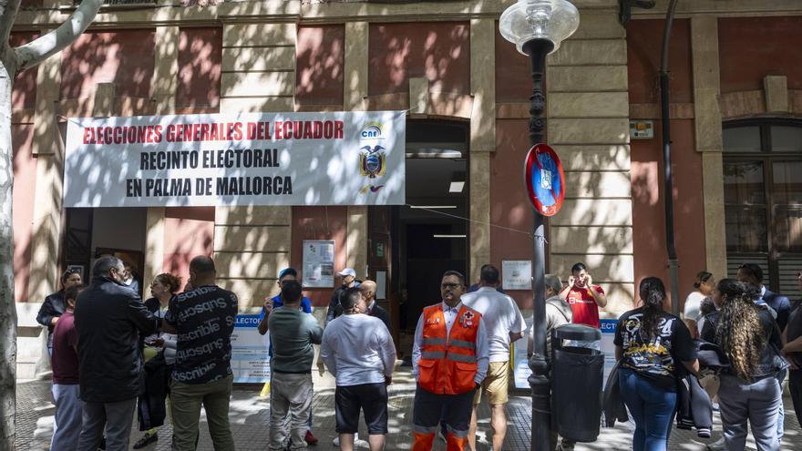 Centenares de ecuatorianos residentes en Baleares acuden a votar en el referéndum de su país: ¿Qué deciden?