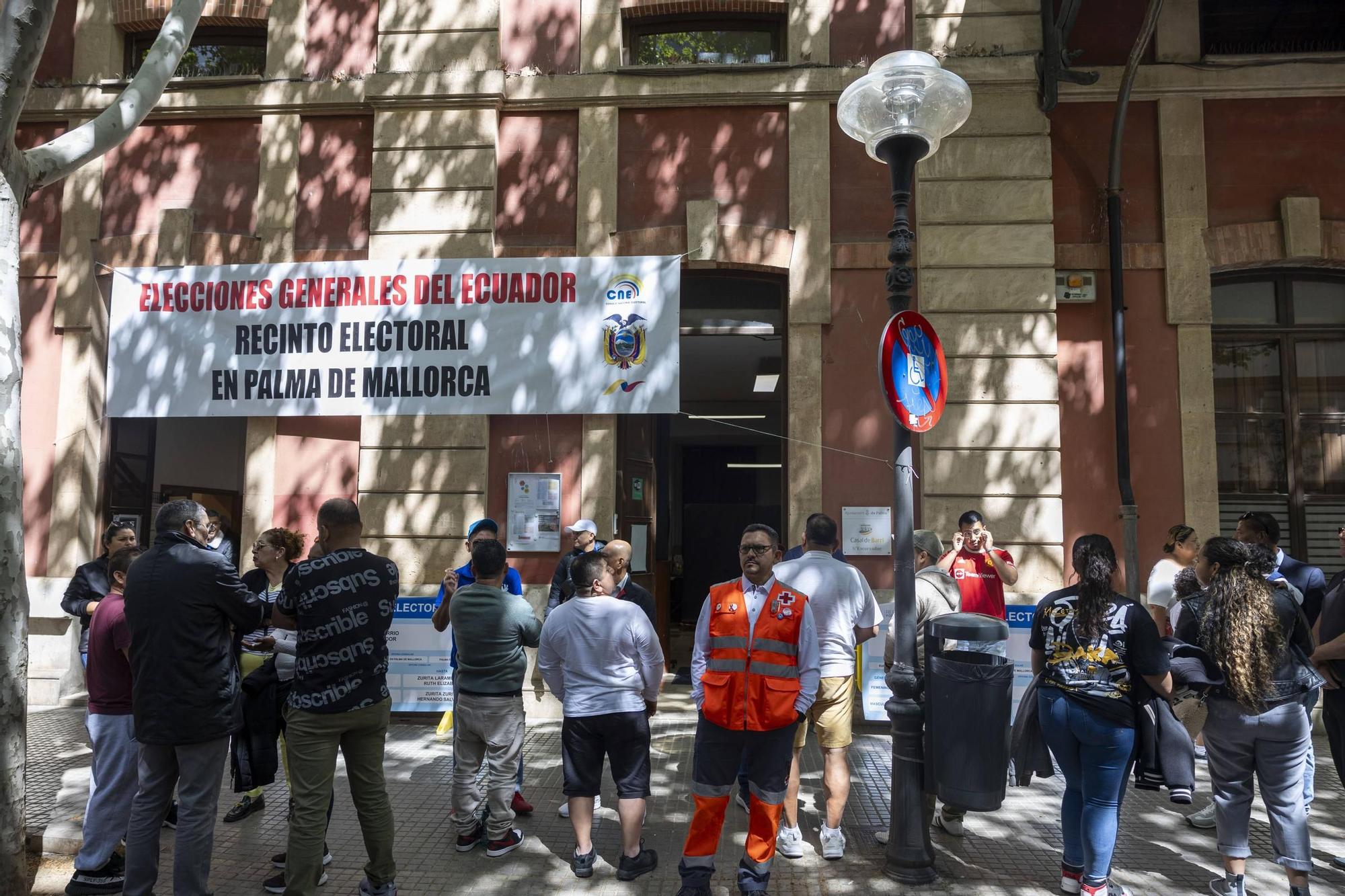 Los ecuatorianos residentes en Baleares acuden a votar en el referéndum por la seguridad y el empleo