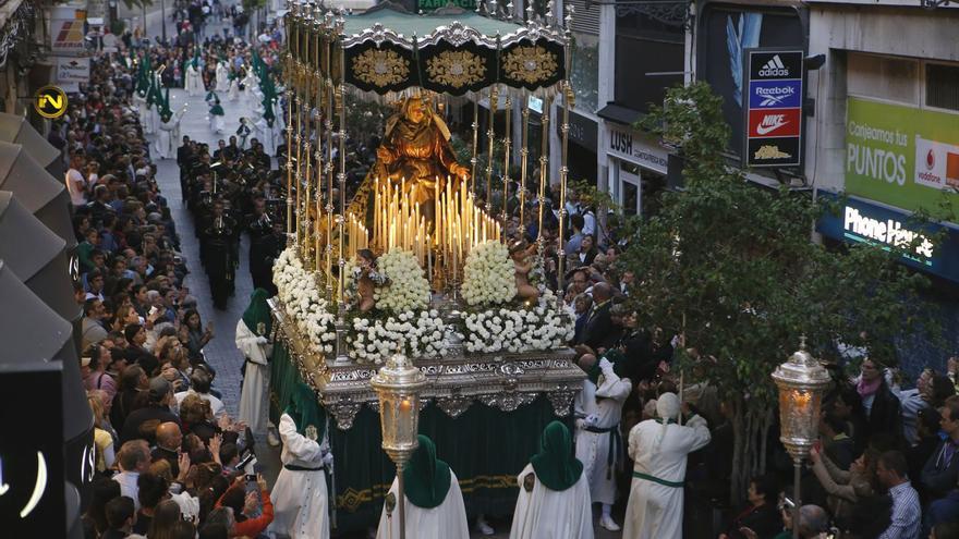 Ein &quot;paso&quot; mit der Muttergottes bei einer Gründonnerstagsprozession in Palma.