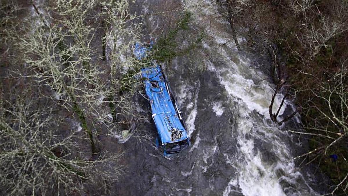 Quatre morts i un desaparegut al caure un bus al riu Lérez en un poble de Pontevedra