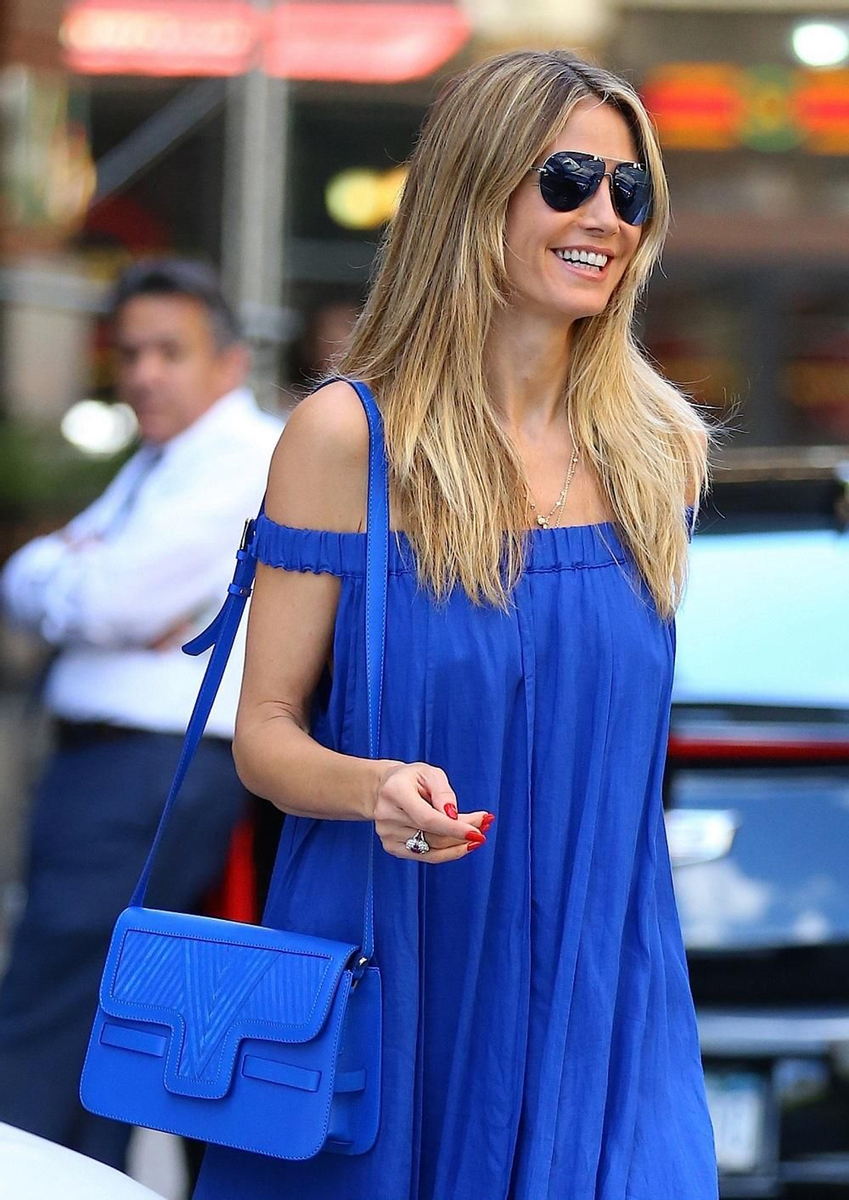 Heidi Klum vestida de azul Klein