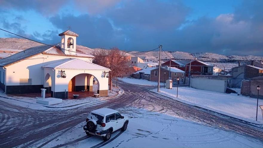 Las pedanías altas del Noroeste amanecen cubiertas de nieve este domingo