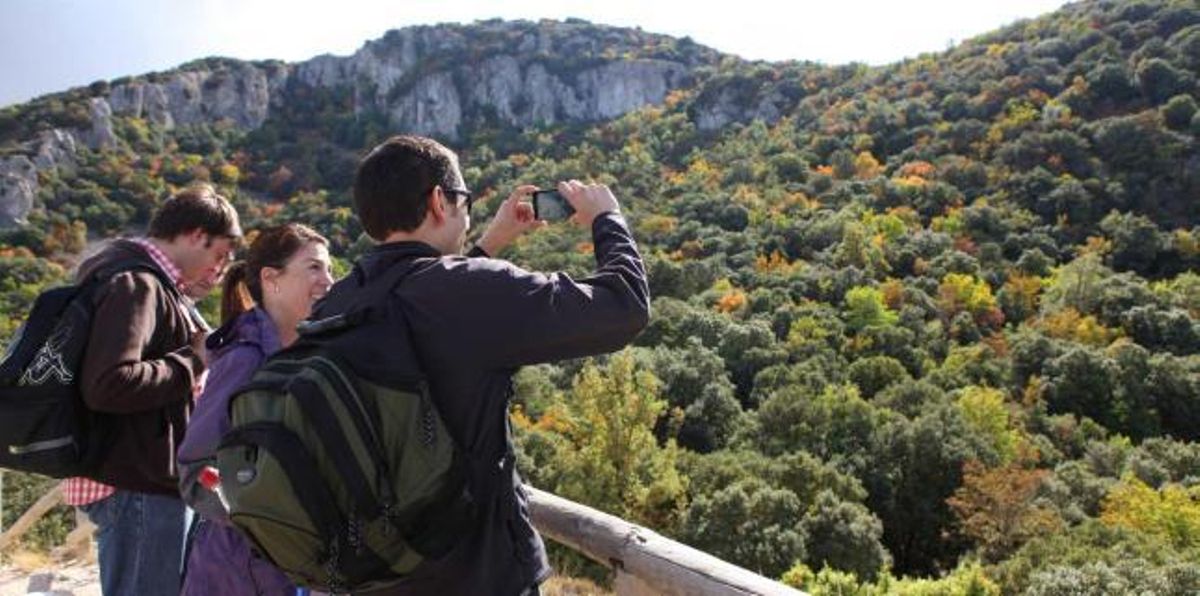 El mirador de Pilatos, junto a la pista que enlaza el área recreativa con el Mas de Tetuán, es uno de los enclaves más privilegiados para disfrutar del espectáculo.