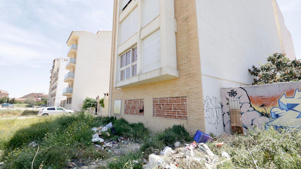 La parte trasera del inmueble, este lunes, aún con restos de basura.