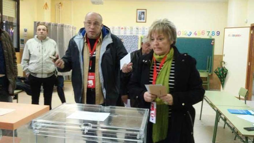Los candidatos Carlos Herranz y Ana Belén González en la mesa electoral de Villaralbo.