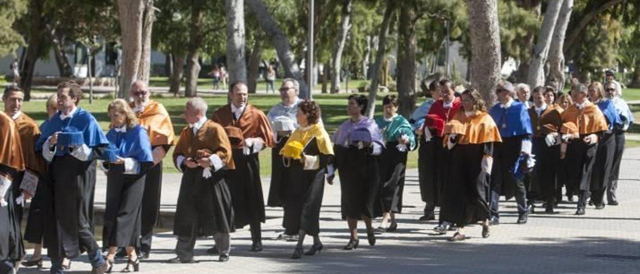 Profesorado de la Universidad en el desfile protocolario desde el edificio del rectorado hasta el Paraninfo, previo a los actos oficiales institucionales.