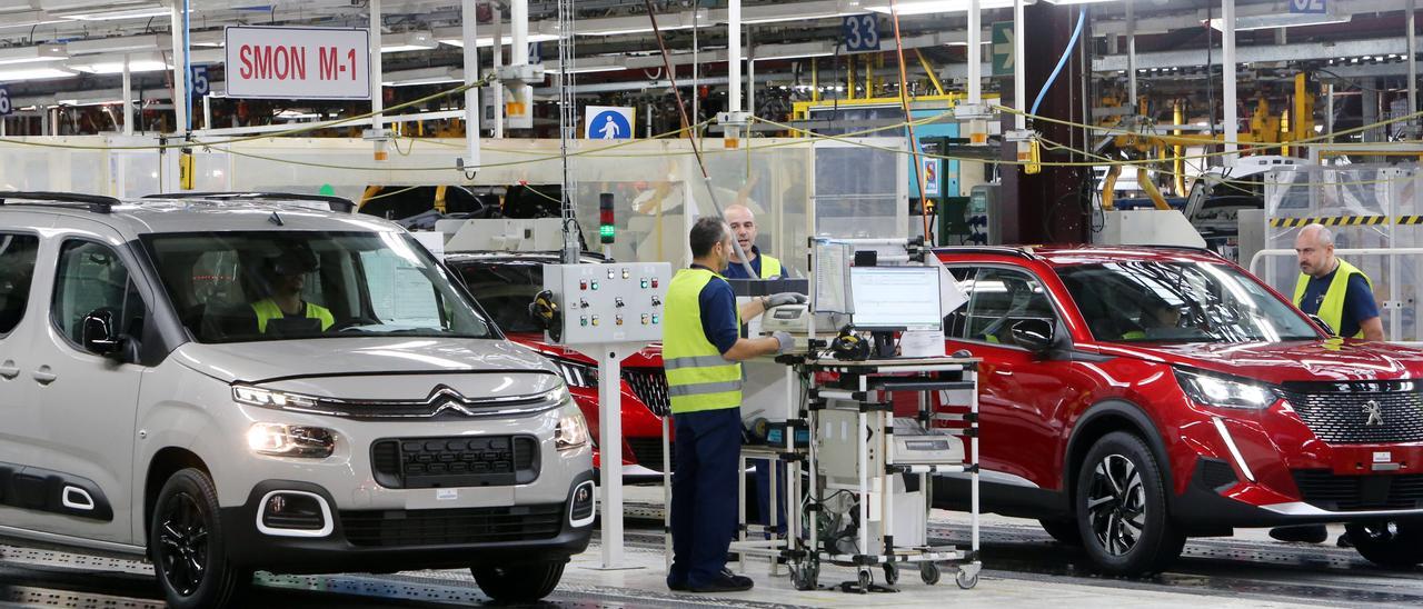 Operarios en la línea de producción de Stellantis Vigo.