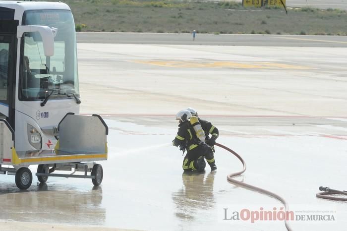 Simulan un accidente aéreo en aeropuerto