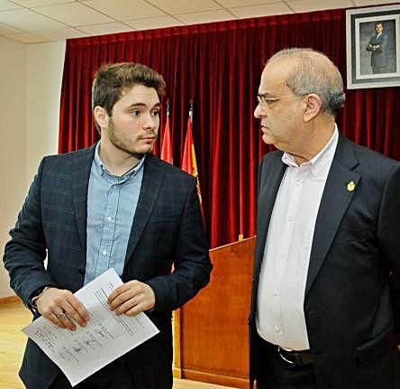 El conservador Iván Caamaño (izq.) y el alcalde socialista de Catoira, Alberto García García.