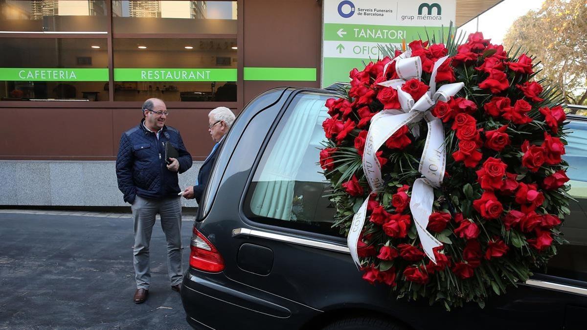 Coche funerario. Al fondo, la cafetería de Sancho de Ávila.