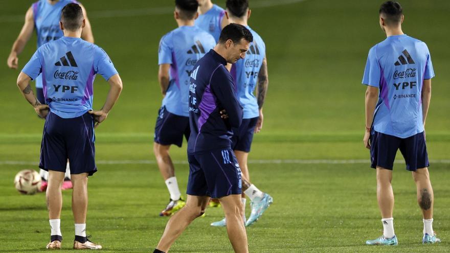 Scaloni, pensativo, duranteel entrenamiento de ayer. // REUTERS