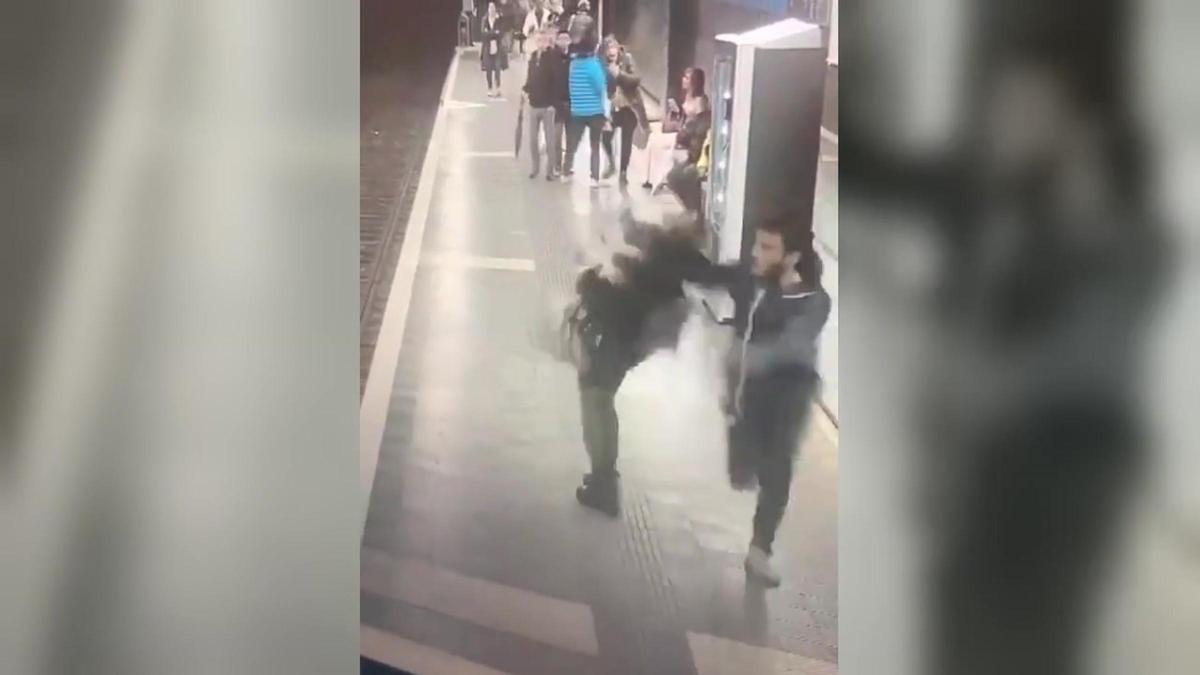 golpes en el metro