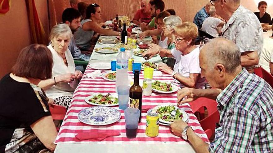 El veïnat del barri dels Comtals de Manresa celebra la Diada de Catalunya amb la tradicional arrossada | ARXIU PARTICULAR