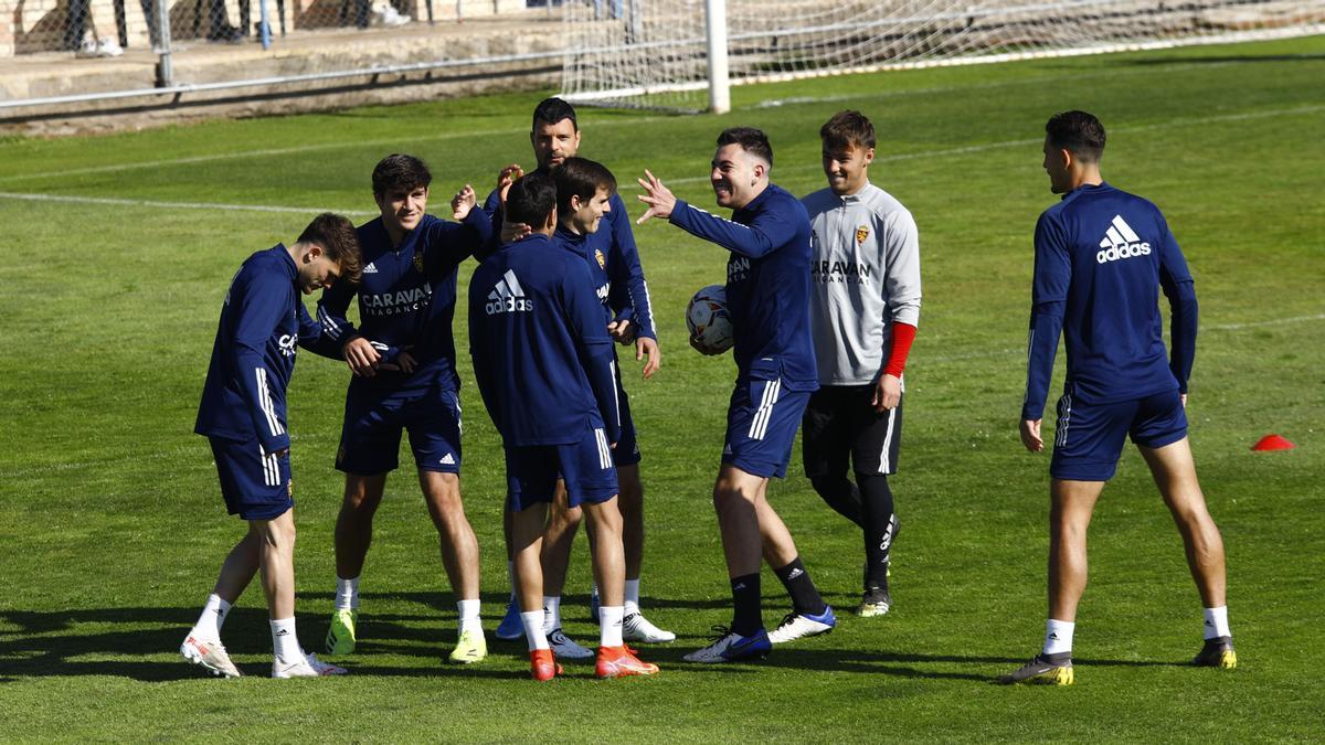 Los jugadores del Real Zaragoza bromean en un entrenamiento en la Ciudad Deportiva.