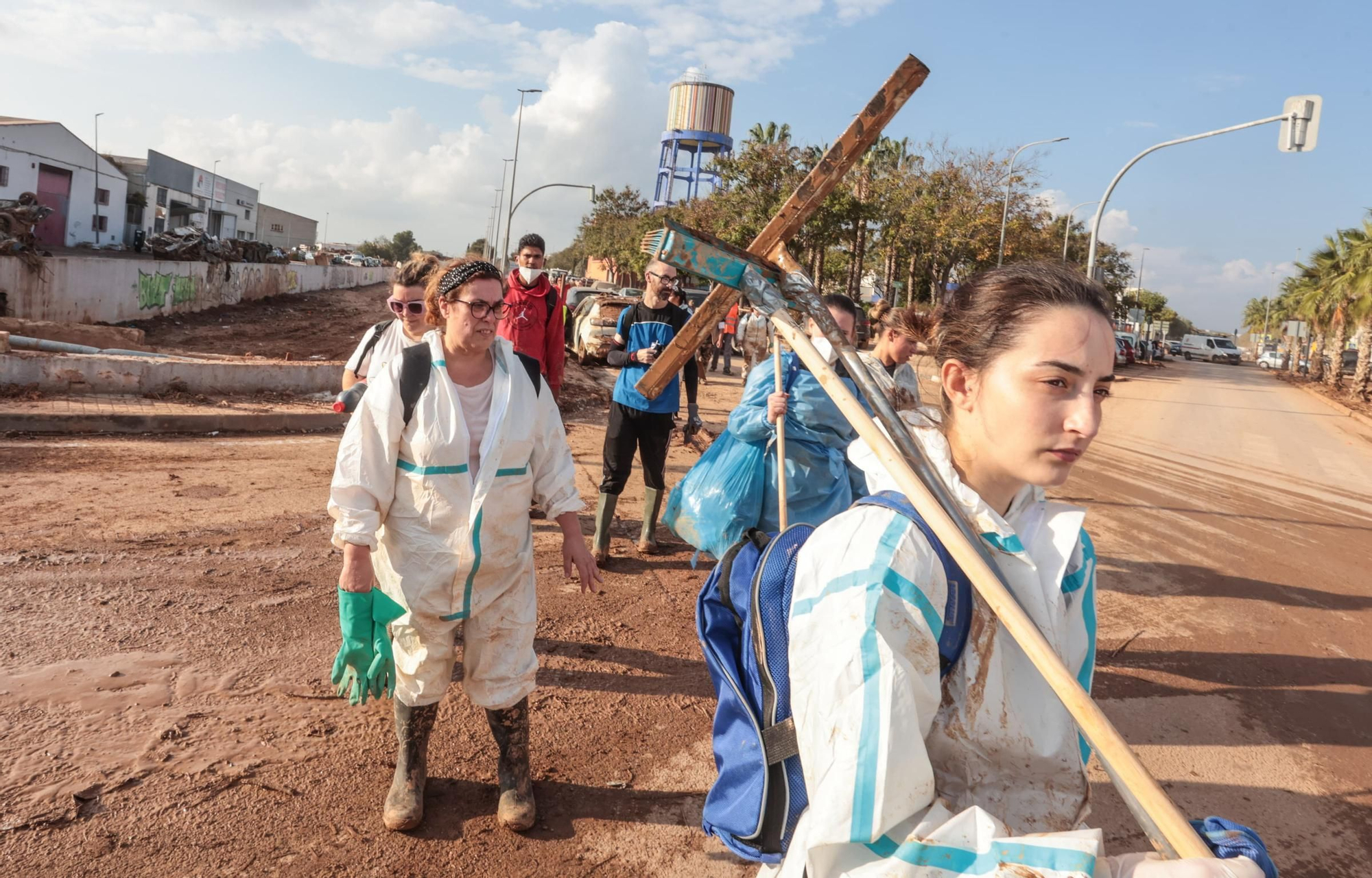 Voluntarios de Elda ayudan en Aldaia tras la DANA