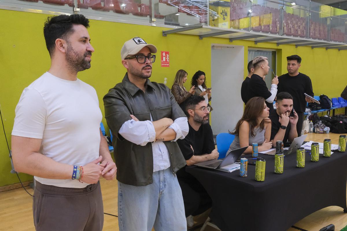 El concejal Héctor Alemán y el director artístico Josué Quevedo en el casting de bailarines y figurantes del Carnaval.