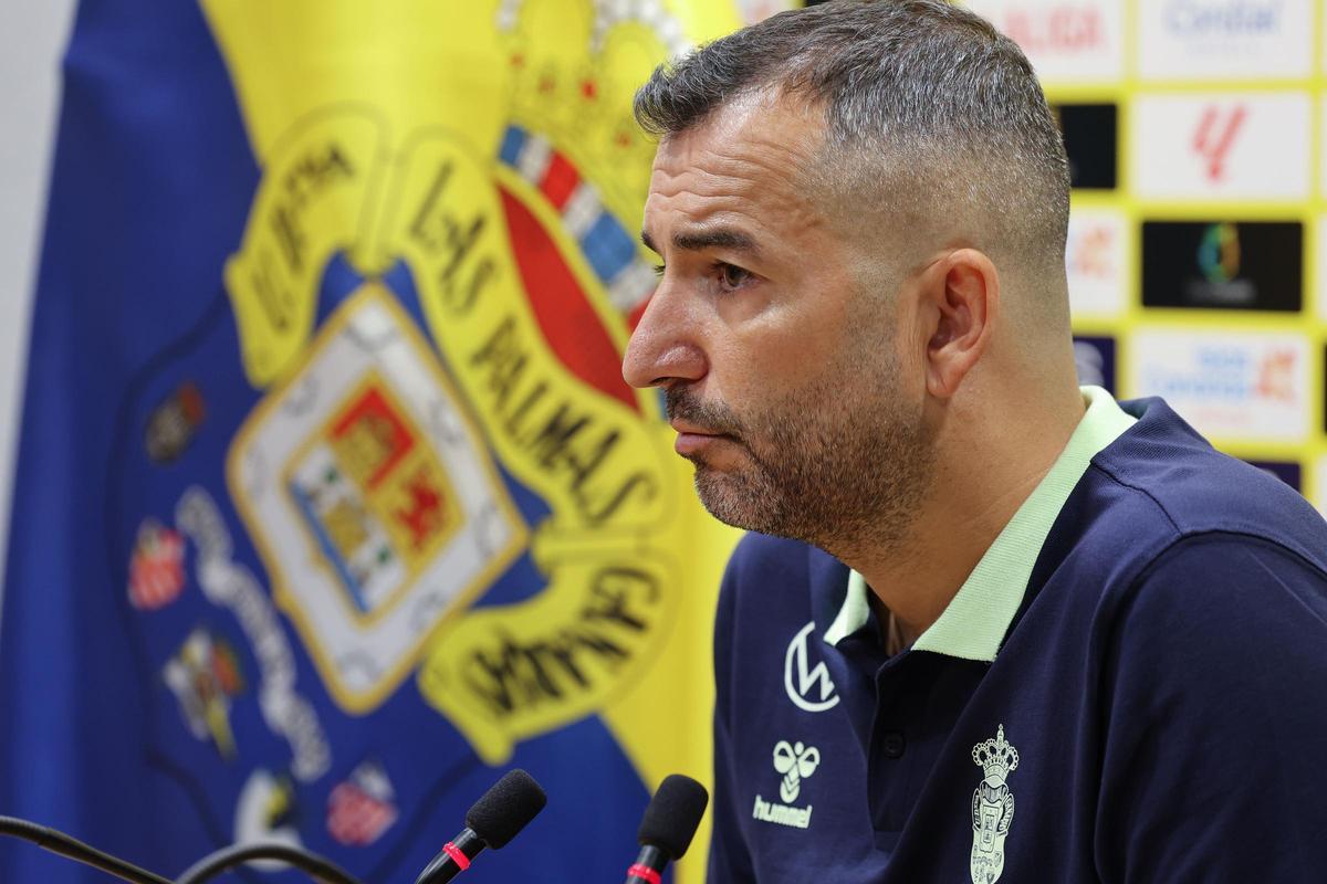 Rueda de prensa del entrenador de la UD Las Palmas,  Diego Martínez