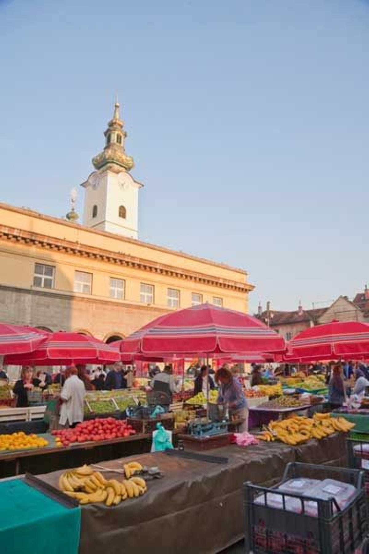 Mercado de frutas y verduras en el casco antiguo de Zagreb.