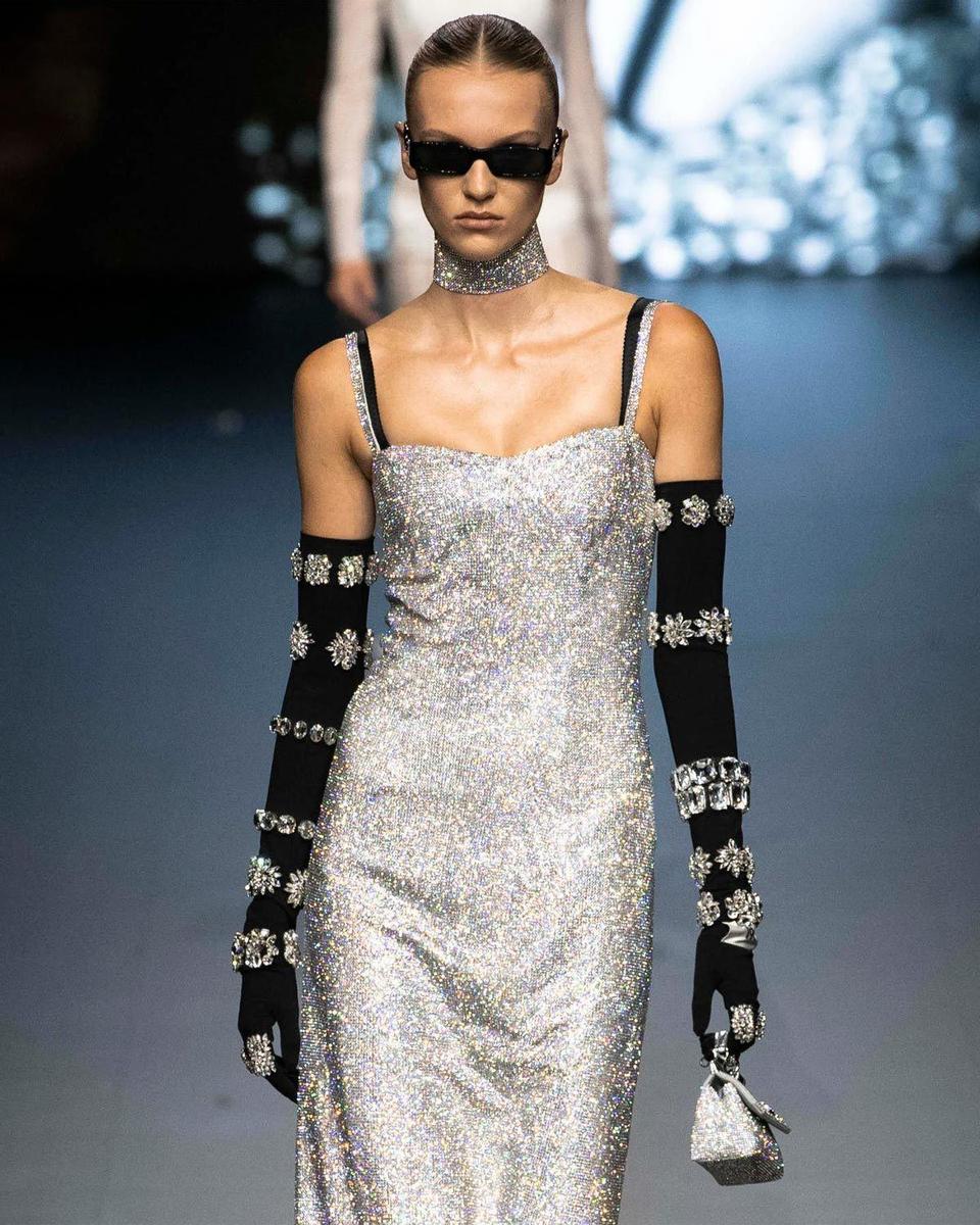 Look con brazaletes sobre guantes, visto en el desfile de primavera-verano 2023 de Dolce & Gabbana