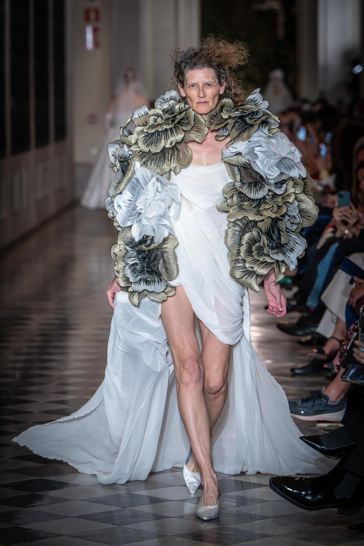 Barcelona Bridal Night: desfile nupcial de la firma Vivienne Westwood en el patio del edificio histórico de la Universitat de Barcelona