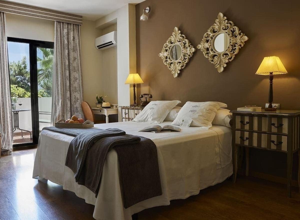 Los hoteles boutique de lujo La Viñuela y Cortijo Bravo celebran un mercadillo solidario de muebles en Málaga