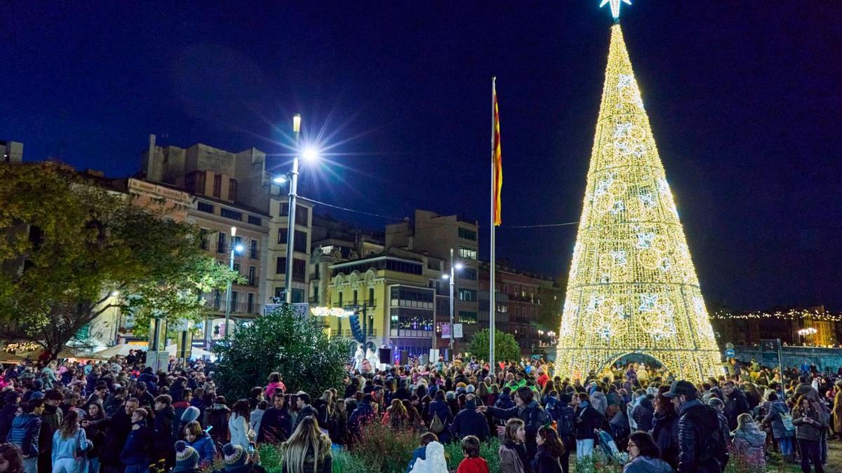 Gent durant, l'encesa de llums a plaça Catalunya.