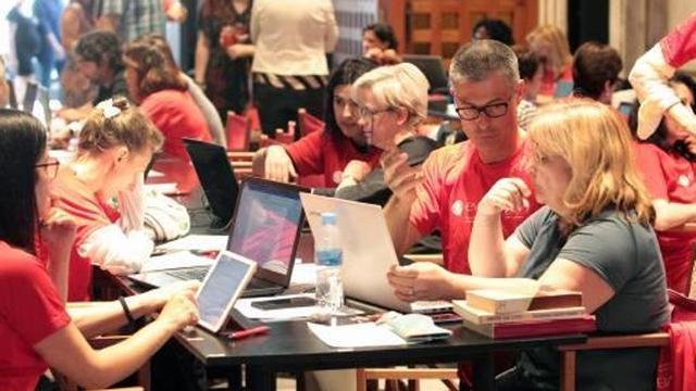 Un grup de voluntaris, en un esdeveniment passat d'edició col·lectiva de la Viquipèdia a València.