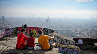 Otra mañana de niebla costera en el litoral catalán: ¿por qué se produce?