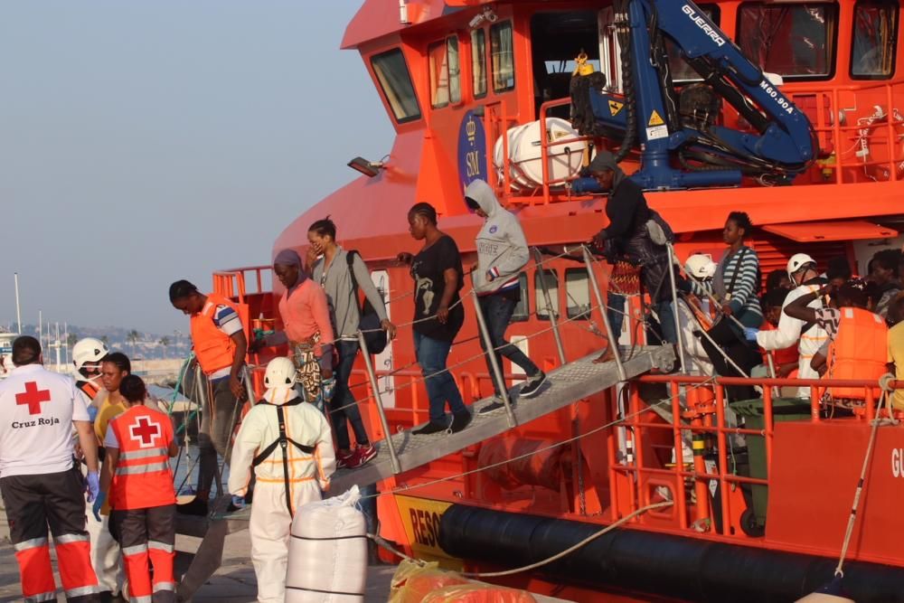 Llegan al puerto de Málaga 180 personas rescatadas de tres pateras