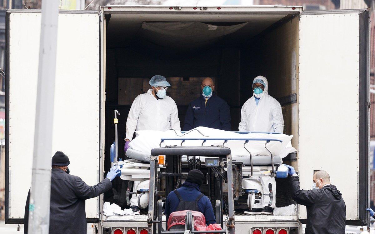 Brooklyn (United States), 30/03/2020.- Medical professionals and hospital employees transfer a body on a hospital gurney into temporary storage in a mobile morgue, being used due to lack of space at the hospital, outside of the Brooklyn Hospital Center in Brooklyn, New York, USA, on 30 March 2020. New York City is still the epicenter of the coronavirus outbreak in the United States and as of Monday there were reportedly 1,218 people who have died as a result of complications from COVID-19. (Estados Unidos, Nueva York) EFE/EPA/JUSTIN LANE