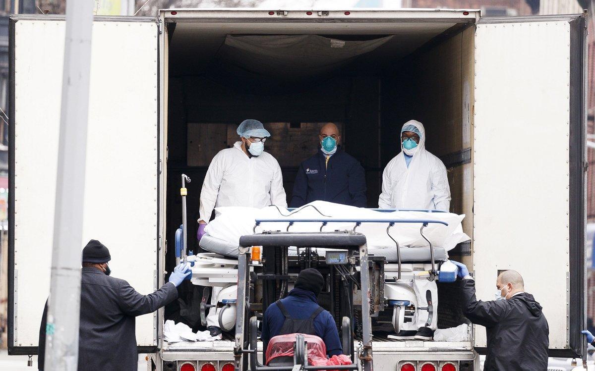 Brooklyn (United States), 30/03/2020.- Medical professionals and hospital employees transfer a body on a hospital gurney into temporary storage in a mobile morgue, being used due to lack of space at the hospital, outside of the Brooklyn Hospital Center in Brooklyn, New York, USA, on 30 March 2020. New York City is still the epicenter of the coronavirus outbreak in the United States and as of Monday there were reportedly 1,218 people who have died as a result of complications from COVID-19. (Estados Unidos, Nueva York) EFE/EPA/JUSTIN LANE Brooklyn (United States), 30/03/2020.- Medical professionals and hospital employees transfer a body on a hospital gurney into temporary storage in a mobile morgue, being used due to lack of space at the hospital, outside of the Brooklyn Hospital Center in Brooklyn, New York, USA, on 30 March 2020. New York City is still the epicenter of the coronavirus outbreak in the United States and as of Monday there were reportedly 1,218 people who have died as a result of complications from COVID-19. (Estados Unidos, Nueva York) EFE/EPA/JUSTIN LANE