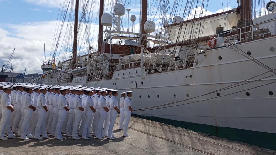 Emotiva llegada del Elcano a la Escuela Naval de Marín