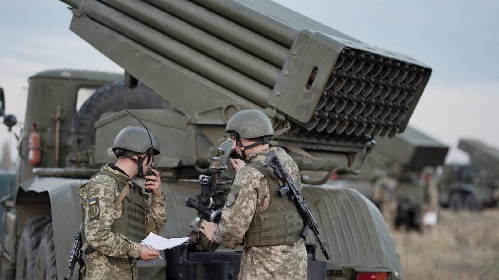 Militares de las fuerzas armadas de Ucrania durante una maniobra en la región de Kherson.