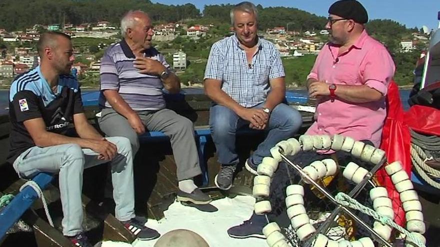 El presentador junto con tres generaciones de marineros.