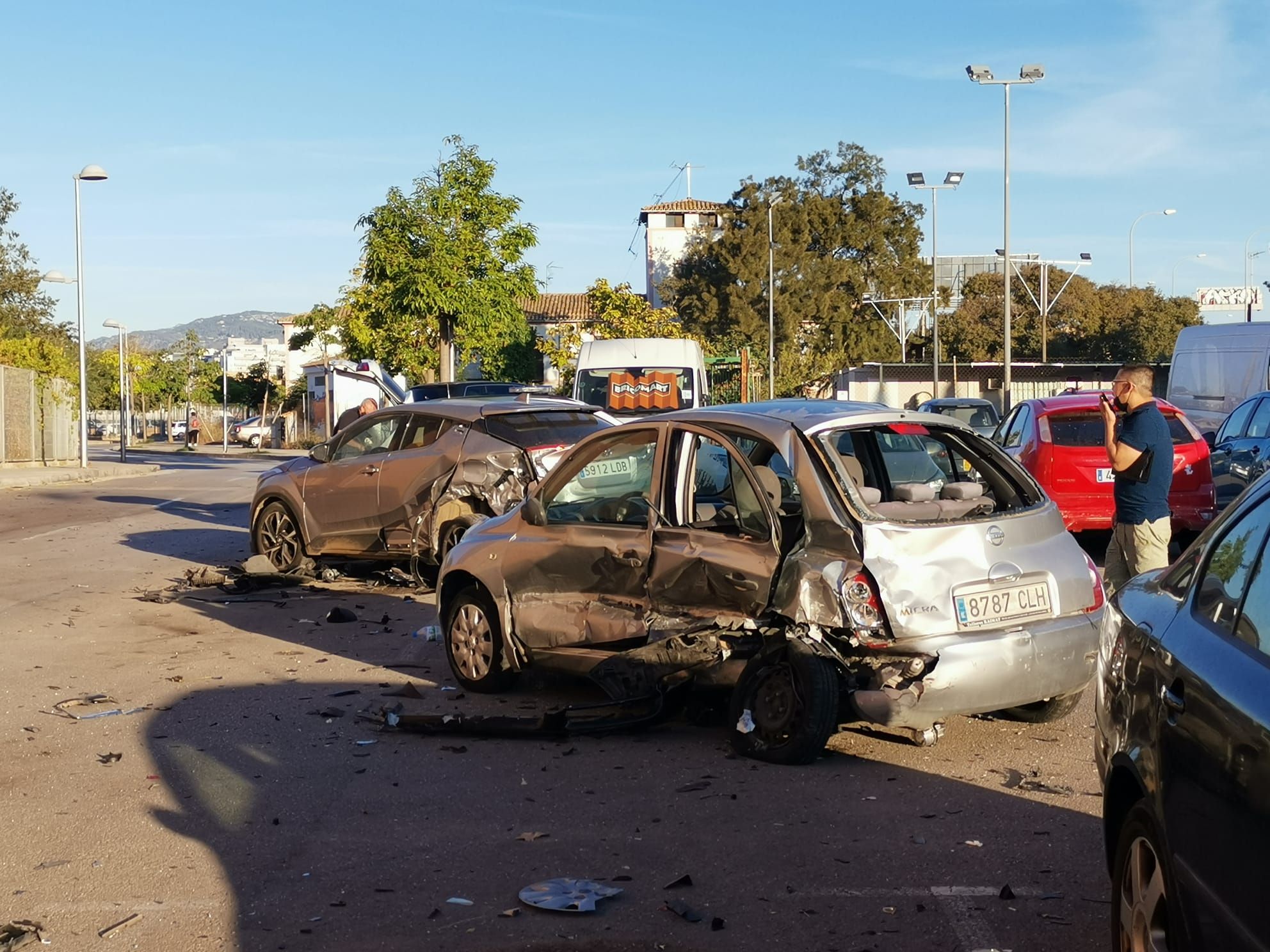 Tres hombres se escapan tras destrozar tres vehículos con su coche en Son Oliva