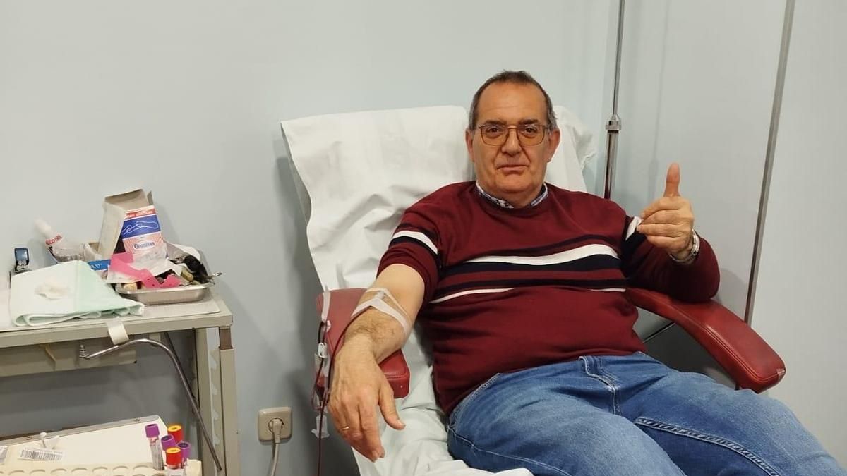 Un directivo de la hermandad, durante una donación de sangre.