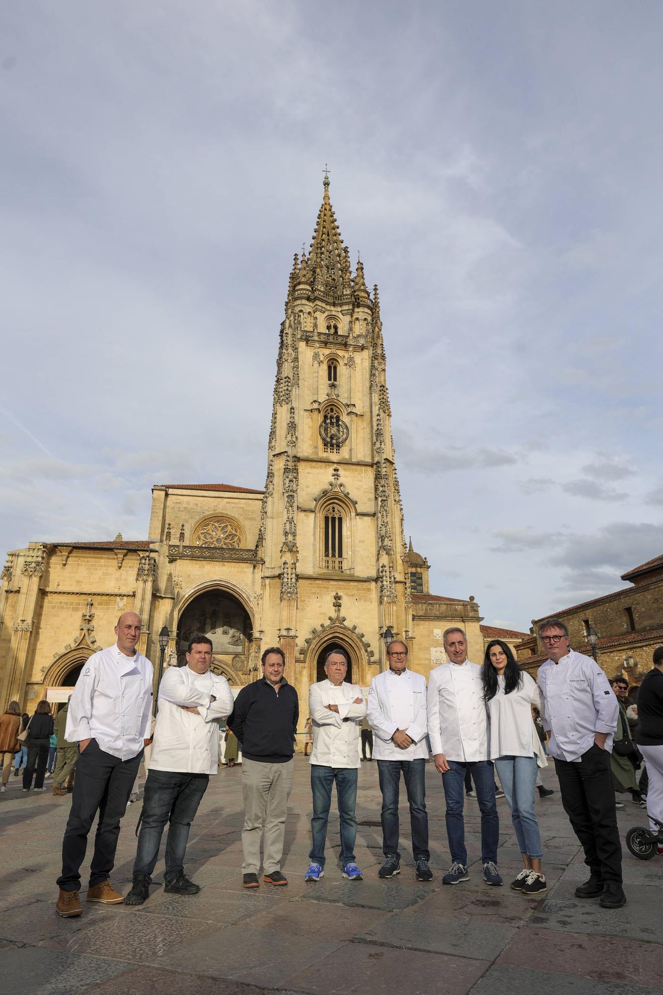 Así fue la cata de marcas asturianas de queso en la plaza de la Catedral 