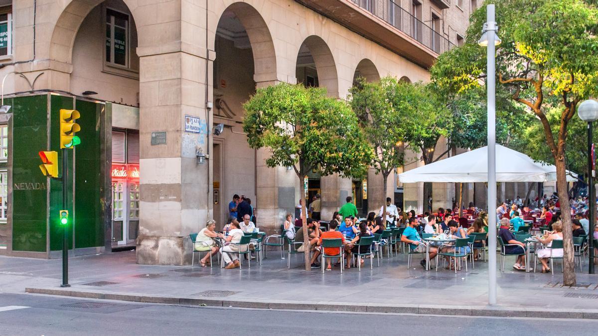 Una terraza en la plaza San Francisco de Zaragoza, que será declarada zona saturada.