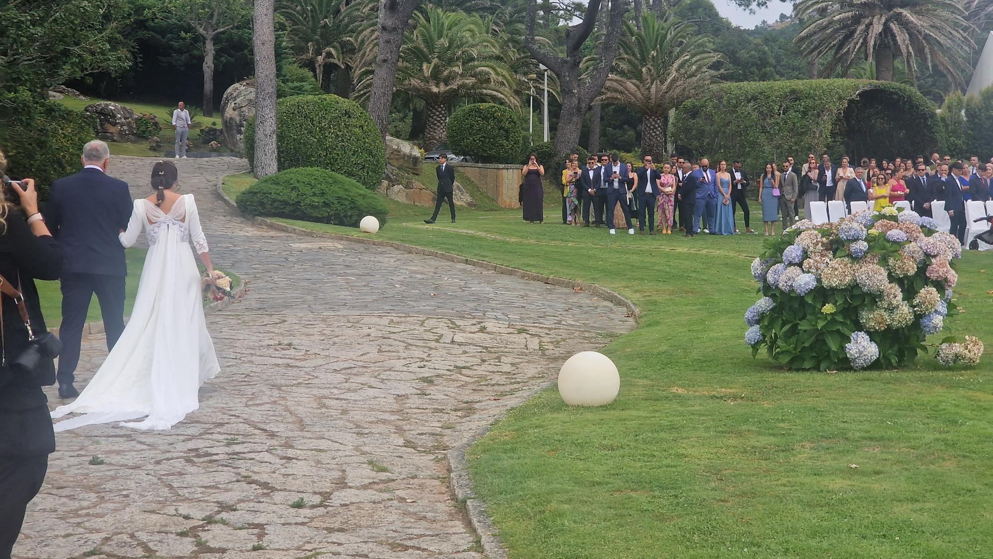 La boda de Serafín y Zaira en la finca La Atlántida, en el Concello de O Grove.